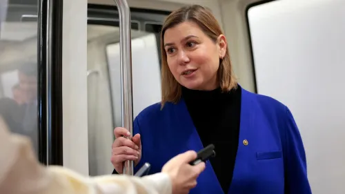 السيناتورة إليسا سلوتكين تتحدث في حدث عام، مرتدية سترة زرقاء، حيث تتناول قضايا اقتصادية وأمن قومي مهمة.