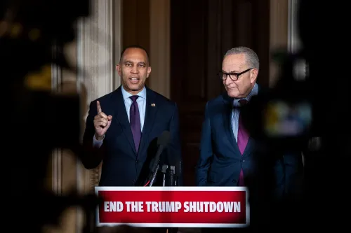 اجتماع لقيادات ديمقراطية في الكونغرس، مع التركيز على زعيم الأقلية في مجلس النواب حكيم جيفريز وزعيم الأقلية في مجلس الشيوخ تشاك شومر، أثناء مناقشة آثار الإغلاق الحكومي.