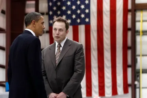 تظهر الصورة إيلون ماسك يتحدث مع باراك أوباما أمام علم الولايات المتحدة، مما يعكس العلاقة بين التكنولوجيا والسياسة.