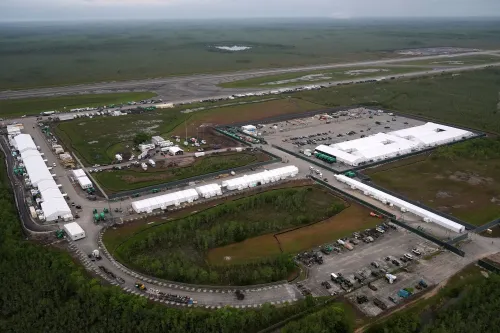 منظر جوي لمرفق احتجاز المهاجرين في جنوب فلوريدا، المعروف بـ"التمساح ألكاتراز"، يظهر الخيام والمركبات في محيط طبيعي واسع.