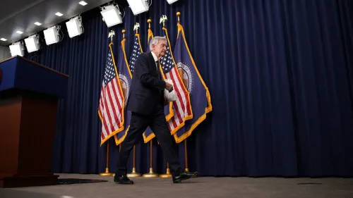 جيروم باول، رئيس الاحتياطي الفيدرالي، يغادر المنصة بعد حديثه أمام الكونجرس حول السياسة النقدية وتأثير التعريفات الجمركية على الاقتصاد.