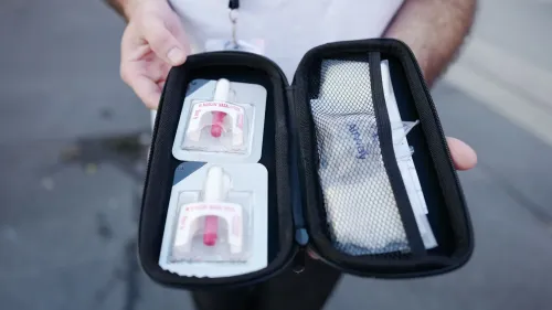 حقيبة تحتوي على مجموعتين من دواء النالوكسون المضاد للجرعات الزائدة، تُظهر أهمية الوقاية من أزمات المواد الأفيونية.