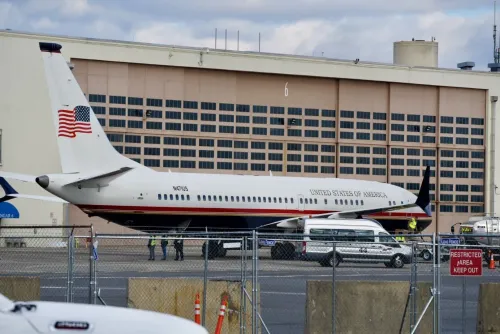 طائرة بوينغ 737 الجديدة لوزارة الأمن الداخلي الأمريكية، مزينة بتصميم مشابه لطائرة ترامب، تحمل علم الولايات المتحدة.