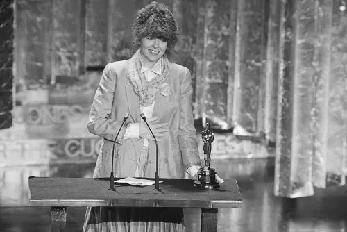 ديان كيتون تتسلم جائزة الأوسكار لأفضل ممثلة عام 1977، مرتدية زيًا مميزًا يعكس أسلوبها الفريد في الكوميديا.