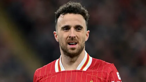 دييغو جوتا، مهاجم ليفربول، يظهر في صورة أثناء مباراة، مع تعبير عن التركيز. توفي في حادث سيارة مأساوي في إسبانيا.