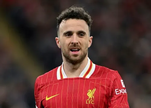 دييغو جوتا، لاعب ليفربول، يظهر بزي الفريق الأحمر، مع تعبير عن العزيمة والشغف في وجهه، في لحظة من المباراة.