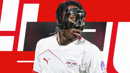 يان ديوماندي لاعب كرة قدم إيفواري يرتدي قناعاً واقياً وقميص فريق لايبزيغ الألماني، يعكس لحظة احترافية في مسيرته الكروية.