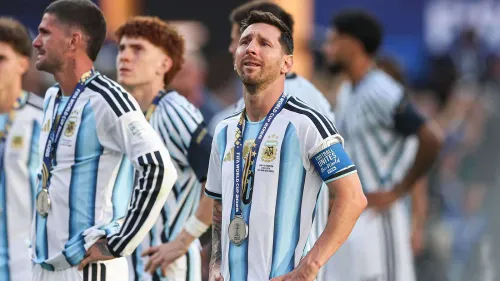 ليونيل ميسي ولاعبو الأرجنتين يظهرون حزناً وخيبة أمل بعد خسارة نهائي كأس العالم 2026 أمام إسبانيا في استاد MetLife.