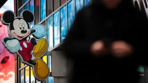 شخصية ميكي ماوس الشهيرة تظهر في لافتة ملونة بينما يقف شخص غير واضح المعالم في المقدمة، مما يعكس الجدل حول حقوق الملكية الفكرية في صناعة الترفيه.