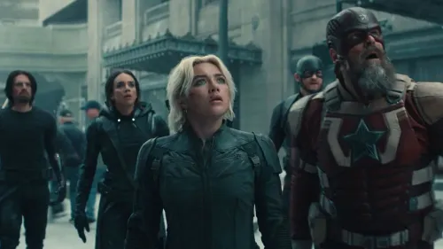 مجموعة من الشخصيات من فيلم "Thunderbolts" تتطلع بترقب إلى حدث كبير، في مشهد يعكس أجواء الإثارة والتشويق في عالم مارفل.