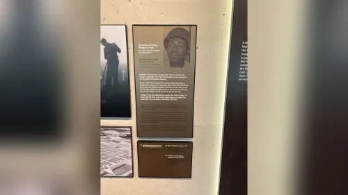 نصب تذكاري يكرم الجنود الأمريكيين من أصل أفريقي في الحرب العالمية الثانية، مع تفاصيل عن مساهماتهم وصورة لجندي أثناء عمله.