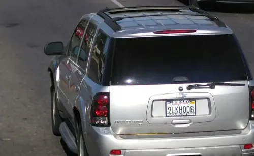 سيارة شيفروليه تريل بليزر فضية موديل 2006، تُظهر لوحة السيارة، تم العثور عليها مغمورة في قناة بكاليفورنيا، حيث يُعتقد أنها تعود لأم وطفلها المفقودين.