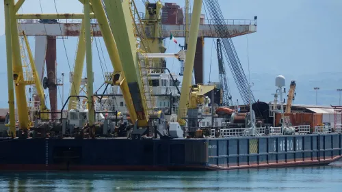 سفينة إنقاذ تابعة لشركة هيبو ماريتيمز سيرفيس، تظهر في ميناء بورتيسيلو، حيث تُستعد لانتشال يخت مايك لينش من قاع البحر.