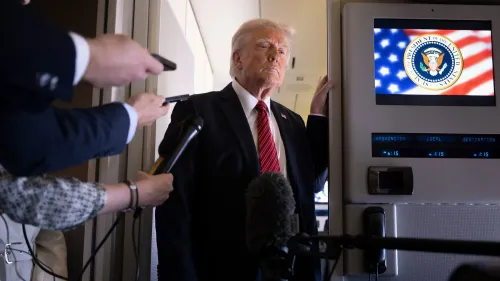 ترامب يتحدث مع الصحفيين على متن الطائرة الرئاسية، مع شعار الرئاسة الأمريكية خلفه، وسط تكهنات حول سفره إلى تركيا لمحادثات السلام.