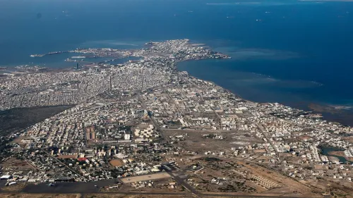 صورة جوية لمدينة جيبوتي، تُظهر الميناء والمناطق العمرانية، في سياق نقل مهاجرين إلى جنوب السودان.