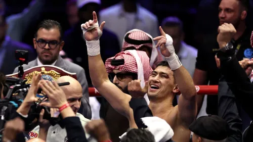 ديمتري بيفول يحتفل بفوزه بلقب بطل العالم للوزن الخفيف الثقيل بعد نزال مثير ضد أرتور بيتربييف في الرياض، السعودية.