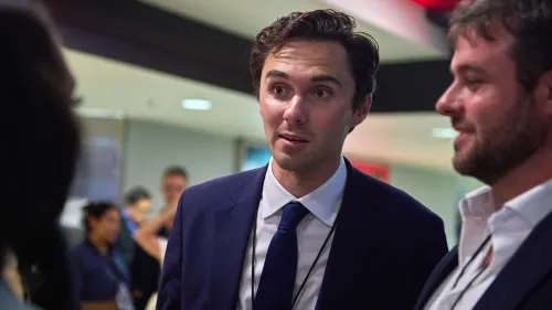 ديفيد هوغ، نائب رئيس اللجنة الوطنية الديمقراطية، يتحدث مع زملائه في اجتماع حول خطط تعزيز الحياد في الانتخابات التمهيدية.