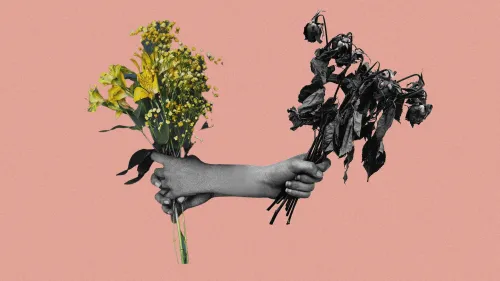أيدٍ تحمل باقة من الزهور الملونة وباقة من الورود الذابلة، تعكس التباين بين الأعمال الصالحة والعقوبات، في سياق دراسة حول الكارما.