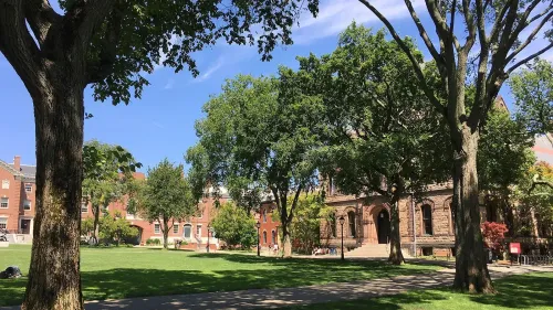 حديقة جامعة براون في رود آيلاند، تظهر أشجار خضراء ومباني تاريخية، تعكس أجواء أكاديمية هادئة وسط الجدل حول ترحيل دكتورة رشا علوية.