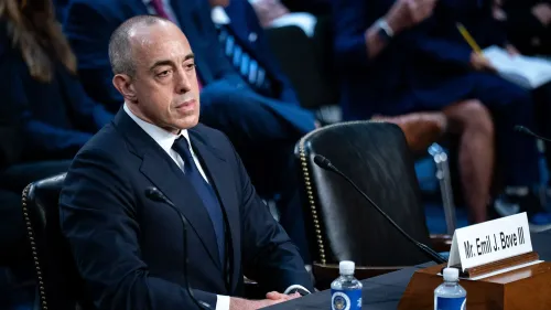 إيميل بوف، مرشح قاضي استئناف، يجلس في جلسة استماع بمجلس الشيوخ، وسط توترات حول ادعاءات تتعلق بقضايا الهجرة.