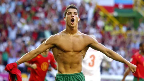 كريستيانو رونالدو يحتفل بحماس بعد هدف مهم مع منتخب البرتغال في ملعب مليء بالجماهير، معبرًا عن عزيمته لمواصلة تحقيق الأرقام القياسية الدولية.