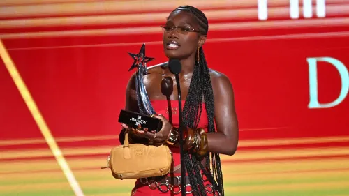 دوتشي تتسلم جائزة أفضل فنانة هيب هوب نسائية في حفل توزيع جوائز BET، معبرة عن قلقها بشأن الاحتجاجات ضد مداهمات المهاجرين.