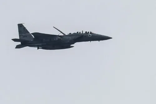 طائرة حربية إسرائيلية من طراز F-15 تحلق في السماء، في سياق النقاش حول الأسلحة النووية والسياسة الخارجية الأمريكية.