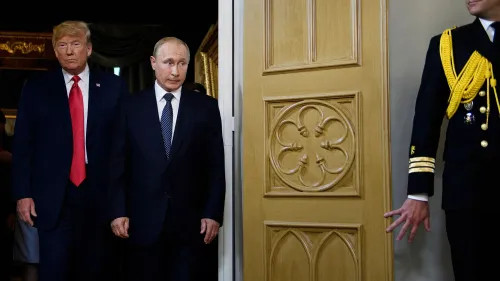 ترامب وبوتين يسيران معًا، حيث يظهر ترامب في بدلة داكنة وربطة عنق حمراء، بينما بوتين يرتدي بدلة داكنة وقميص أبيض، في سياق توتر سياسي.