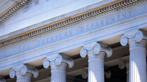 واجهة وزارة الخزانة الأمريكية مع أعمدة معمارية بارزة، تعكس أهمية الأنظمة المالية ومدفوعات الحكومة.
