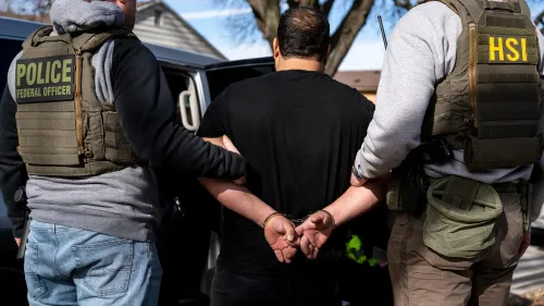 اعتقال شخص من قبل ضباط اتحاديين يرتدون سترات تحمل علامات "شرطة" و"HSI"، في إطار جهود إنفاذ قوانين الهجرة.
