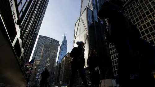 مشهد حضري يعكس عودة الموظفين إلى المكاتب في نيويورك، حيث تبرز ناطحات السحاب والمباني الحديثة في خلفية الشارع المزدحم.