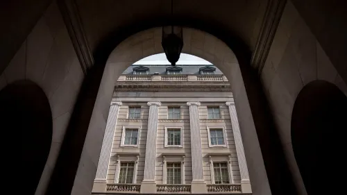 واجهة مبنى حكومي تظهر الأعمدة الكلاسيكية والنوافذ، تعكس القضايا المتعلقة بحماية البيانات الشخصية في الأنظمة الفيدرالية.