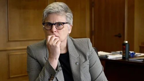 تظهر الصورة ماري موريارتي، المدعي العام لمقاطعة هينيبين، وهي تعبر عن القلق بشأن تحقيق وزارة العدل في سياسة العرق في صفقات الإقرار بالذنب.