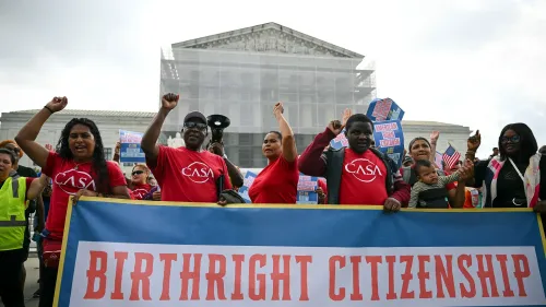 محتجون يحملون لافتة مكتوب عليها "المواطنة بالميلاد" أمام المحكمة العليا، تعبيرًا عن دعمهم لحقوق الأطفال المولودين في الولايات المتحدة.