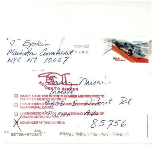 ظرف موجه من جيفري إبشتاين إلى لاري نصار، يحمل ختم بريد يعود إلى 13 أغسطس 2019، مع ملاحظة "أعيد إلى المرسل".