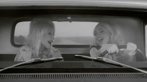 سابرينا كاربنتر ودوللي بارتون يغنيان معًا في شاحنة صغيرة خلال فيديو موسيقي بالأبيض والأسود لأغنيتهما الجديدة "رجاءً رجاءً".