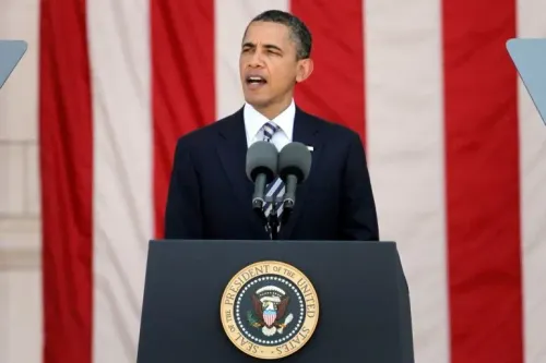 باراك أوباما يتحدث في مناسبة رسمية، مع العلم الأمريكي خلفه، حيث يتناول قضية التدخل الروسي في الانتخابات.