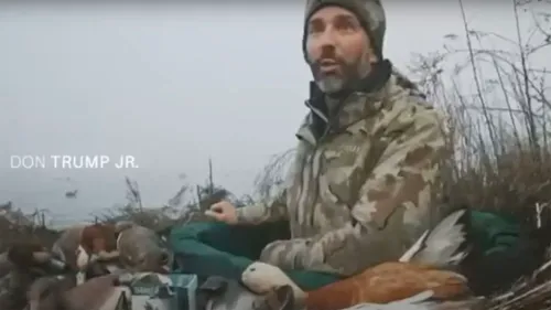 دونالد ترامب الابن يتحدث في منطقة صيد محاطة بطيور نافقة، مع التركيز على انتهاكات الصيد في بحيرة البندقية.