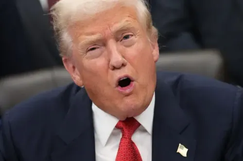 تصريح للرئيس الأمريكي دونالد ترامب أثناء حديثه، مع تعبير وجه يظهر الجدية. يتناول الاستطلاع آراء الناخبين حول تأييده.