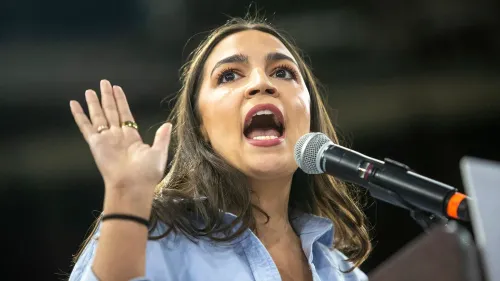 النائبة ألكساندريا أوكاسيو كورتيز تتحدث بحماس خلال فعالية، معبرة عن دعمها للجهود الديمقراطية في مواجهة تحديات الانتخابات المقبلة.