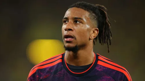 لاعب كرة القدم الفرنسي أوليس يرتدي زي بايرن ميونخ، مع تركيز على وجهه وتعبيره خلال مباراة في الدوري الألماني.