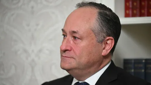 دوغ إيمهوف يتحدث في حفل عشاء خيري بلوس أنجلوس، مع التركيز على قضايا قانونية تتعلق بشركته وعلاقتها بإدارة ترامب.