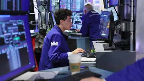 متداول في سوق الأسهم يجلس أمام شاشات تعرض بيانات مالية، مع تركيز على تحركات السوق بعد تخفيف التوترات التجارية بين الولايات المتحدة والصين.