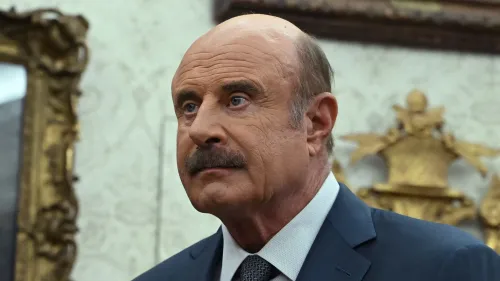 الدكتور فيل ماكجرو، الشخصية التلفزيونية، يظهر في لوس أنجلوس خلال حملة مثيرة للجدل ضد المهاجرين، محاطًا بأجواء توتر واحتجاجات.