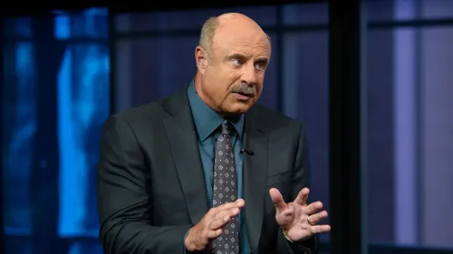 الدكتور فيل يتحدث بجدية خلال مقابلة، مع التركيز على قضايا الشبكة التلفزيونية الجديدة ميريت ستريت وتحدياتها القانونية.