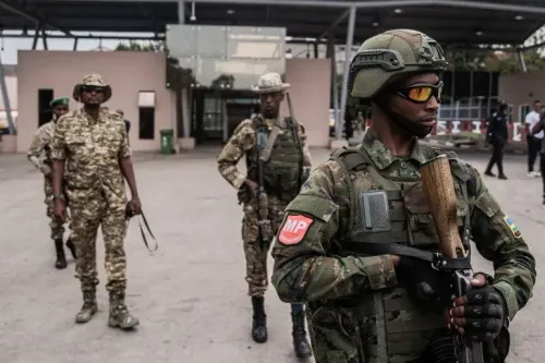 جنود من القوات الرواندية يرتدون زيهم العسكري، يراقبون الوضع في منطقة تشهد توترات أمنية بسبب النزاع في شرق جمهورية الكونغو الديمقراطية.