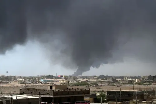 تصاعد دخان أسود كثيف من بورتسودان بعد انفجارات هائلة، مما أدى إلى تدمير مستودعات الوقود وانقطاع الكهرباء، في إطار الصراع المستمر.