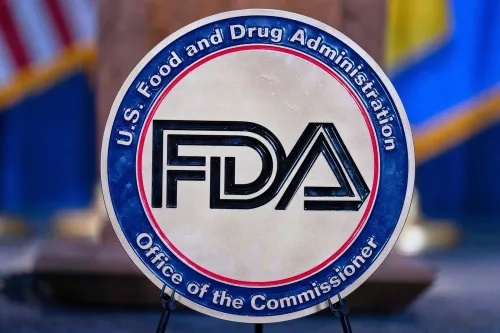 شعار إدارة الغذاء والدواء الأمريكية (FDA) مع خلفية غير واضحة، يشير إلى التحذيرات بشأن سلامة الأغذية المرتبطة بتفشي بكتيريا الإشريكية القولونية.