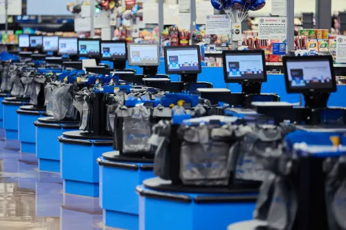 أجهزة نقاط البيع الذاتية في متجر، مع أكياس التسوق الجاهزة، تعكس تراجع التوظيف الموسمي في موسم العطلات.