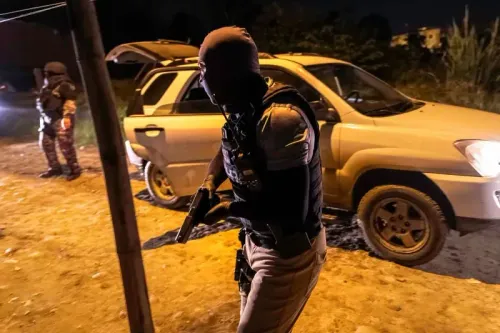 عناصر من الشرطة يرتدون زيًا عسكريًا يحملون أسلحة أثناء عملية أمنية ليلية في الإكوادور، وسط تصاعد العنف والجريمة.